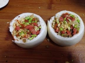 把拌好的馅料填满馒头内部压实