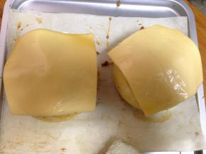 时间剩余2分钟时取出把芝士片盖到馒头表面