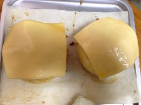 时间剩余2分钟时取出把芝士片盖到馒头表面