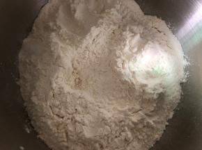 3.低粉，苏打粉混合过筛，加入猪油中搅拌均匀