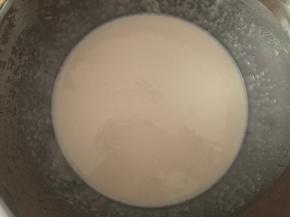 2.猪油混合糖粉搅拌均匀
