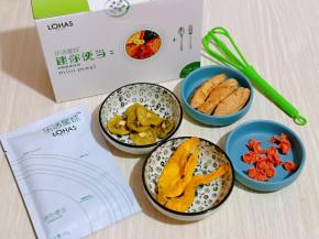 准备食材，鸡胸肉提前煎好，芒果干是我自己做的，买来的也可以，用新鲜水果也是可以的。