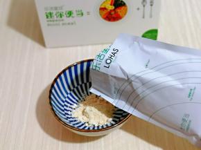 取一包谷物固体饮料，倒入碗中。