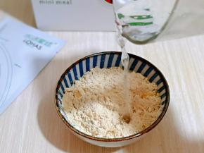 加入40度以下的水搅拌均匀。(水量自己掌握)