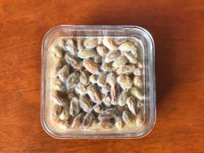 首先提前几天制作葡萄干酵母液： 1.将玻璃瓶用开水消毒杀菌，待凉。 2.去掉油脂的100克葡萄干10克糖或蜂蜜和200克凉白开放进消毒过的玻璃瓶里，盖上瓶盖，摇均匀。 3.放在温暖的地方，大约3-7天，直到打开瓶盖时充满酒精味，而且还有爆炸声为止。 4.每天要打开瓶盖1-2次，让酵母呼吸新鲜的空气和适当的摇晃。 5.取出葡萄干，剩下的酵母液可以在冰箱里保存5个月，每个月打开，加入1小茶匙糖，就可以了。