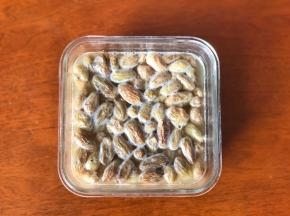 首先提前几天制作葡萄干酵母液： 1.将玻璃瓶用开水消毒杀菌，待凉。 2.去掉油脂的100克葡萄干10克糖或蜂蜜和200克凉白开放进消毒过的玻璃瓶里，盖上瓶盖，摇均匀。 3.放在温暖的地方，大约3-7天，直到打开瓶盖时充满酒精味，而且还有爆炸声为止。 4.每天要打开瓶盖1-2次，让酵母呼吸新鲜的空气和适当的摇晃。 5.取出葡萄干，剩下的酵母液可以在冰箱里保存5个月，每个月打开，加入1小茶匙糖，就可以了。