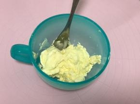 奶酪提前软化，奶酪馅的材料混合均匀备用。
