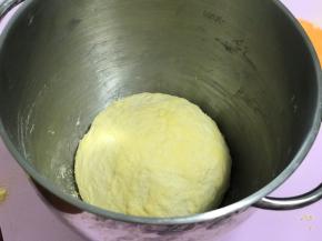 所有材料按照糖盐水酵母液面粉酵母的顺序投入面包机或厨师机里和面15-25分钟（厨师机大概10-15分钟）。