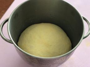 整形后（圆形）盖上保鲜膜，在温度25-28度的环境发酵至两倍大（大概1-1.5小时）。