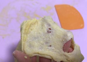 10分钟后达到扩展阶段时放入软化好的黄油，继续揉面至面团光滑有弹性，可以揉出较薄的薄膜。