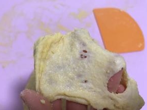 10分钟后达到扩展阶段时放入软化好的黄油，继续揉面至面团光滑有弹性，可以揉出较薄的薄膜。