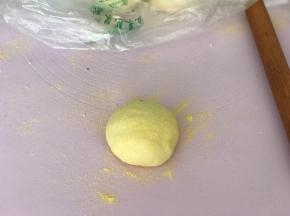 包住馅料，收口捏紧朝下放置。