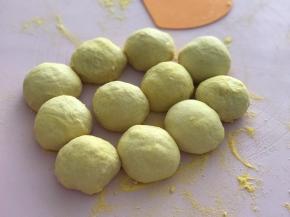 发好的面团轻拍排气后分成90克一个的面团，大概5个揉成圆形，盖上保鲜膜松弛20分钟。