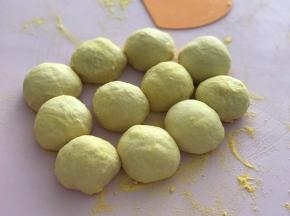 发好的面团轻拍排气后分成90克一个的面团，大概5个揉成圆形，盖上保鲜膜松弛20分钟。