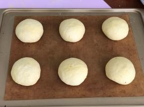 全部完成后在温度是33-38度的环境下发酵至2倍大（大约40-60分钟）。