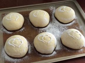 发好后表面用印花模盖上，用面粉筛在表面均匀撒上面粉，