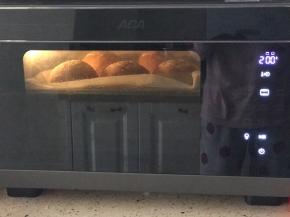 烤箱预热十分钟，放中层或中下层，上火200，下火170，14~16分钟。