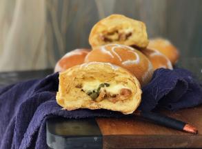 掰开看看，奶香浓郁，松软美味。