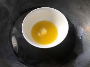 黄油隔热水融化成液体