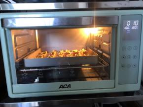 放入预热好的烤箱180度10分钟，中层上下火