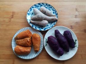 红薯、紫薯、小芋头清洗干净放水里蒸熟，剥掉外皮