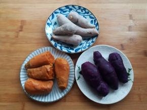 红薯、紫薯、小芋头清洗干净放水里蒸熟，剥掉外皮