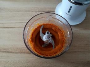 把红薯稍稍按扁，放入料理杯中。加10-15克水搅打成红薯泥，这样吃起来比较细腻。芋头和紫薯也分别用料理机打成泥