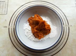 大碗里放入150克木薯淀粉，放入搅打好的红薯泥