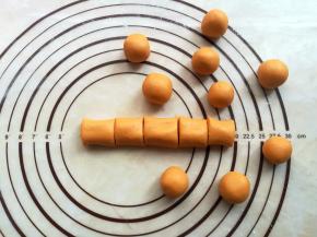 红薯面团分成若干份，取其中一份搓成细长条，用切割板切成2厘米长的小段，把芋圆稍稍揉圆一些