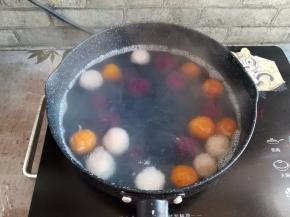 烧一锅开水，放入芋圆煮到浮起，如果怕串色，先放白色和黄色芋圆，最后放入紫薯芋圆。芋圆煮好以后捞出放凉水里浸泡一下