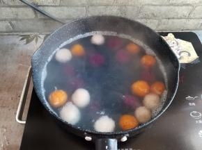 烧一锅开水，放入芋圆煮到浮起，如果怕串色，先放白色和黄色芋圆，最后放入紫薯芋圆。芋圆煮好以后捞出放凉水里浸泡一下