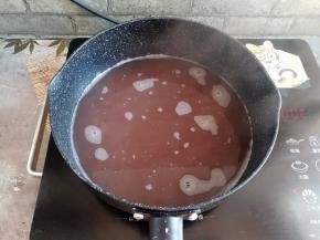锅里重新加水，放入之前煮好的蜜红豆和水，加适量的糖