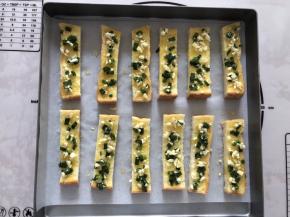 吐司条摆在烤盘上，将蒜香酱刷在吐司表面