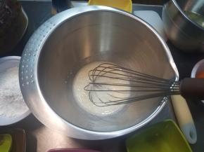 取另外一个盆，倒入牛奶与色拉油，用蛋拌搅打到完全融合，乳化。