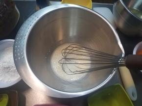 取另外一个盆，倒入牛奶与色拉油，用蛋拌搅打到完全融合，乳化。