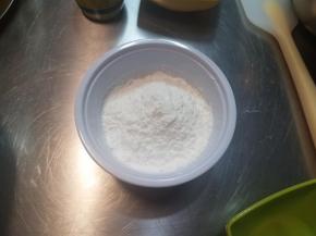 把低粉与淀粉混合，拌匀。