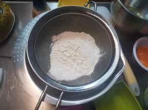筛入粉类。