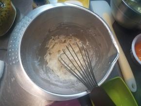 画一字拌匀，或者用刮刀翻拌均匀。