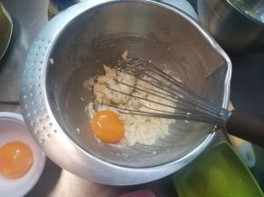 先加入一个蛋黄，拌匀。