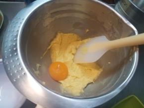 然后再加入第二个蛋黄，再次拌匀。