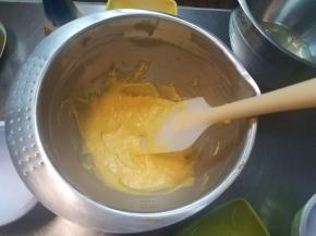 拌好的面糊，细腻粘稠，切记不要过度搅拌，不然面团会出筋。