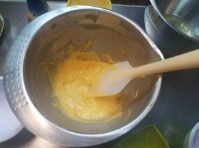 拌好的面糊，细腻粘稠，切记不要过度搅拌，不然面团会出筋。