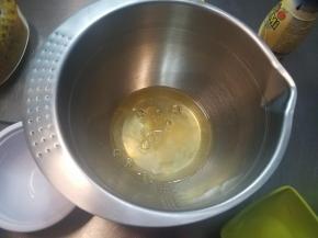 蛋白加入几滴柠檬汁。