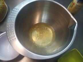 蛋白加入几滴柠檬汁。