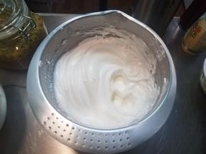 用电动打蛋器打到起大泡，加入1/3的糖，继续打发，打到泡沫变细腻，加入剩下的1/2的糖，高速打发，打到打蛋器的头明显感觉有阻力，出现清晰的纹路，加入最后一次糖继续打发至蛋白10分发，出现挺直的直钩。