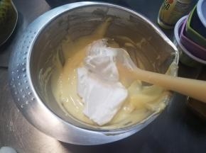 取1/3蛋白霜到面糊中，以翻拌手法拌均匀。