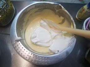 把剩下的蛋白霜再分两次加入到面糊内，同样翻拌均匀。