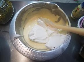 把剩下的蛋白霜再分两次加入到面糊内，同样翻拌均匀。
