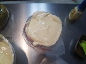 把面糊装入裱花袋，留出一点点面糊备用。