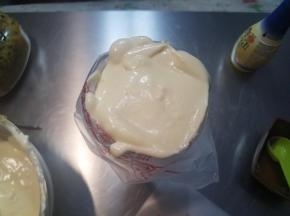 把面糊装入裱花袋，留出一点点面糊备用。